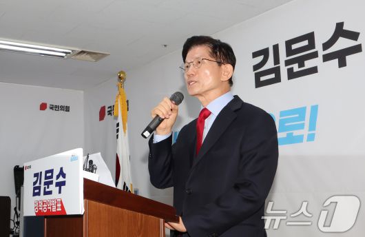 국민의힘으로부터 대통령선거 후보 자격이 취소된 김문수 후보가 10일 오전 서울 여의도에 마련된 대선 캠프 사무실에서 긴급기자회견을 하고 있다. 2025.5.10/뉴스1 ⓒ News1 장수영 기자