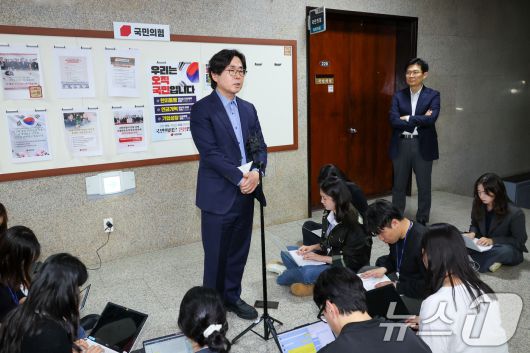 한덕수 국민의힘 대선 예비후보 대리인인 윤기찬 정책 대변인이 10일 서울 여의도 국회에서 김문수 후보 측과 단일화 협상 관련 회동을 마친 뒤 브리핑을 하고 있다. 오른쪽은 조정훈 당 전략기획부총장. 2025.5.10/뉴스1 ⓒ News1 안은나 기자