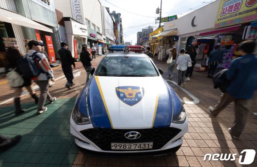 핼러윈 데이를 앞둔 27일 오후 서울 마포구 홍대거리에서 경찰관들이 근무를 하고 있다. 2023.10.27./뉴스1 ⓒ News1 이재명 기자