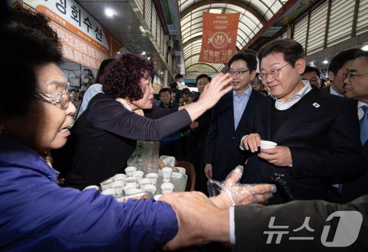 경청투어에 나선 이재명 더불어민주당 대통령 후보가 10일 오후 경남 사천시 사천읍시장에서 상인들과 대화를 나누고 있다. 2025.5.10/뉴스1 ⓒ News1 이재명 기자