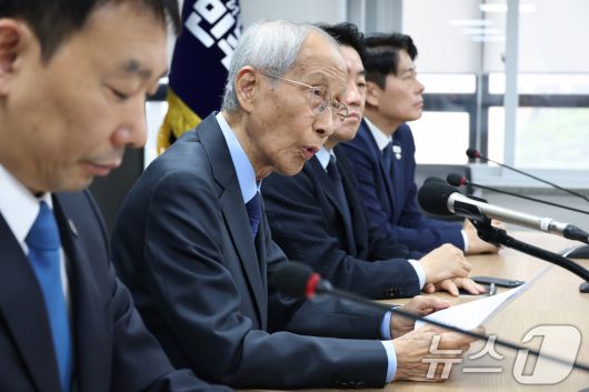 윤여준 더불어민주당 상임 총괄선대위원장이 11일 오전 서울 여의도 당사에서 선거 전반에 대한 기조와 관련해 기자간담회를 하고 있다. 2025.5.11/뉴스1 ⓒ News1 이광호 기자