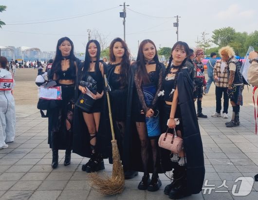 5인조 걸그룹 '위치스'가 11일 오후 '2025 한강 멍때리기 대회'에 참가하기 위해 접수처에서 대기하고 있다.  2025.5.11/뉴스1 ⓒ News1 박혜연 기자