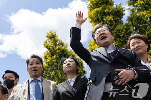 경청투어에 나선 이재명 더불어민주당 대통령 후보가 10일 오전 경남 함양군 가야읍 가야시장에서 연설을 하고 있다. 2025.5.10/뉴스1 ⓒ News1 이재명 기자