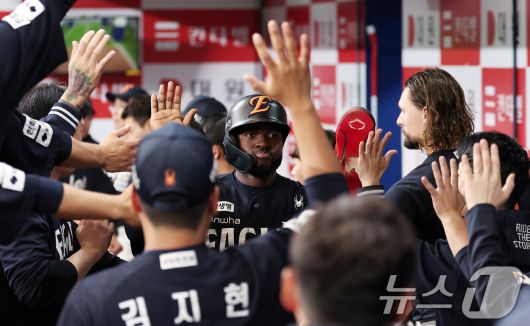11일 서울 구로구 고척스카이돔에서 열린 '2025 신한 SOL뱅크 KBO리그' 한화 이글스와 키움 히어로즈의 경기, 한화 플로리얼이 5회초 2사 3루 노시환의 1타점 적시타 때 득점을 올린 후 더그아웃에서 하이파이브를 하고 있다. 2025.5.11/뉴스1 ⓒ News1 김성진 기자