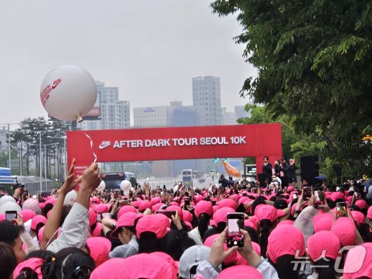 10일 서울 여의도 일대에서 나이키 '애프터 다크 투어 서울 10K' 행사가 열렸다.ⓒ 뉴스1/김진희 기자.