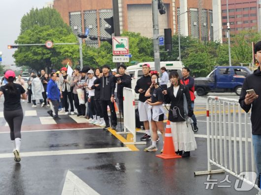 10일 서울 여의도 일대에서 나이키 '애프터 다크 투어 서울 10K' 행사가 열렸다.ⓒ 뉴스1/김진희 기자.