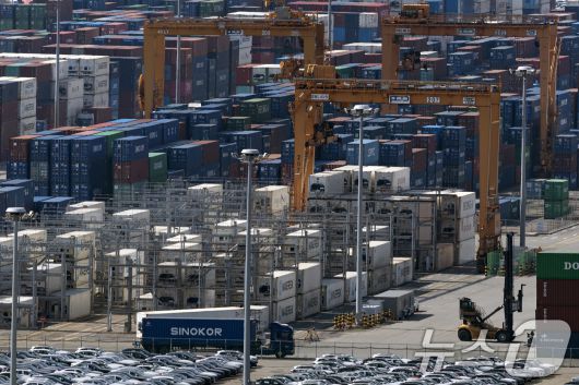 도널드 트럼프 미국 행정부의 관세 조치와 관련해 우리 정부가 미국 측과 진행한 첫 '2+2 통상협의'가 24일(현지시간) 워싱턴에서 진행됐다. 미국 측의 상호관세 90일 유예가 종료되는 7월 8일 이전까지 관세 폐지를 목적으로 한 이른바 '7월 패키지'(July Package)를 마련하기로 공감대를 형성했다는 게 정부 측 설명 내용이다. 이후 스콧 베선트 미 재무장관이 '최선의 제안'(A game)이라고 호평한 우리 정부의 카드는 조선업·알래스카 액화천연가스(LNG) 협력인 것으로 분석된다. 사진은 25일 경기도 평택시 포승읍 평택항의 모습. 2025.4.25/뉴스1 ⓒ News1 이승배 기자