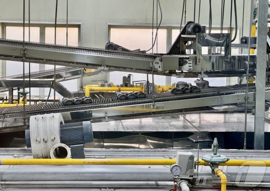 경기도 안성의 푸드코아 공장 내부 모습 . 신제품 먹산 생크림빵이 레일을 타고 이동하고 있다. ⓒ News1 이민주 기자