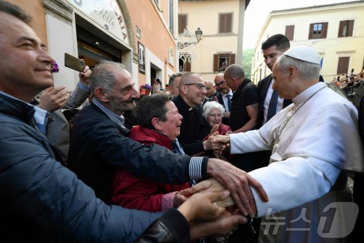 레오 14세 교황이 10일(현지시간) 로마 외곽의 제나차노에 있는 '착한 의견의 어머니' 성소를 찾아 환영하는 신자들과 만나 인사를 나누고 있다.(바티칸 미디어 제공) ⓒ AFP=뉴스1