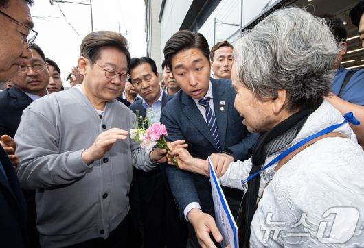 경청투어에 나선 이재명 더불어민주당 대통령 후보가 11일 오전 전남 화순군 화순읍 화순교 일대에서 박선영 열사 어머니와 대화를 나누고 있다. 2025.5.11/뉴스1 ⓒ News1 이재명 기자