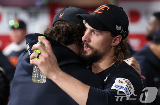 11일 서울 구로구 고척스카이돔에서 열린 '2025 신한 SOL뱅크 KBO리그' 한화 이글스와 키움 히어로즈의 경기, 한화 선발 와이스(오른쪽)가 8회까지 무실점으로 역투를 펼친 후 더그아웃에서 폰세와 포옹하고 있다. 2025.5.11/뉴스1 ⓒ News1 김성진 기자