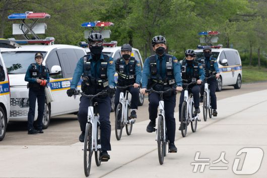 11일 서울 여의도 한강공원에서 서울경찰청 기동대원들이 전기자전거를 타고 순찰을 하고 있다.  2025.5.11/뉴스1 ⓒ News1 이승배 기자