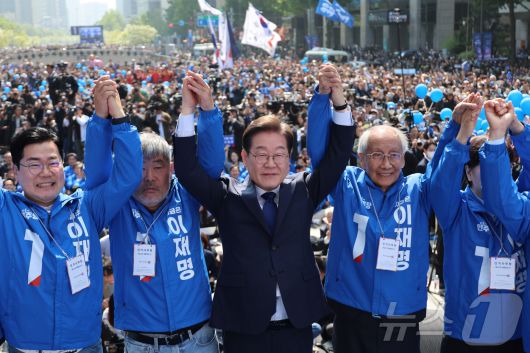 이재명 더불어민주당 대통령 후보가 12일 오전 서울 중구 청계광장에서 '빛의 혁명' 광화문 유세 시작을 알리며 공동선대위원장들과 기념 촬영하고 있다. (공동취재) 2025.5.12/뉴스1 ⓒ News1 안은나 기자