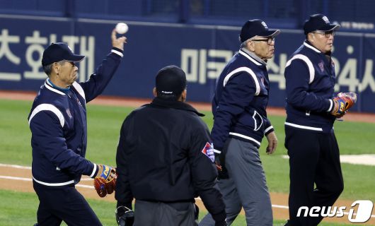 야구계 '3金'으로 통했던 김응용 전 대한야구소프트볼협회 회장(가운데)과 김성근 전 한화 이글스 감독(왼쪽), 김인식 전 국가대표 감독. / 뉴스1 DB ⓒ News1 이동해 기자