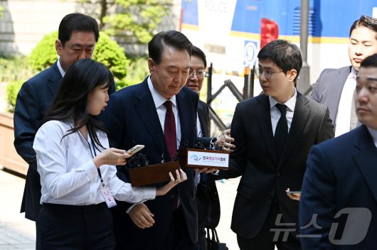 윤석열 전 대통령이 12일 오전 서울 서초구 중앙지방법원에서 열린 내란 우두머리 혐의, 직권남용 권리행사방해 혐의 사건 3차 공판에 출석, 취재진의 질문을 받으며 이동하고 있다. 2025.5.12/뉴스1 ⓒ News1 사진공동취재단