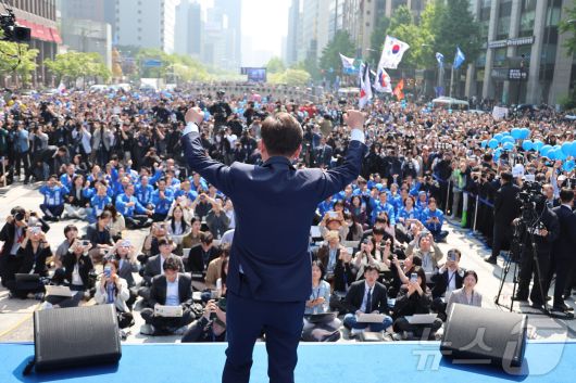 이재명 더불어민주당 대통령 후보가 12일 오전 서울 중구 청계광장에서 '빛의 혁명' 광화문 유세 시작을 알리며 공동선대위원장들과 기념 촬영하고 있다. (공동취재) 2025.5.12/뉴스1 ⓒ News1 안은나 기자