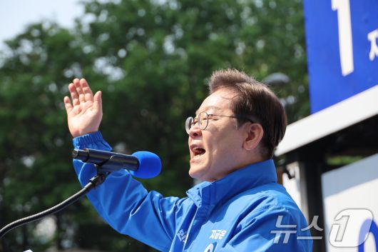 이재명 더불어민주당 대통령 후보가제21대 대통령선거 공식 선거운동이 시작된 12일 오전 서울 종로구 청계광장에서 열린 중앙선거대책위원회 출정식에서 시민들에게 지지를 호소하고 있다. (공동취재) 2025.5.12/뉴스1 ⓒ News1 안은나 기자