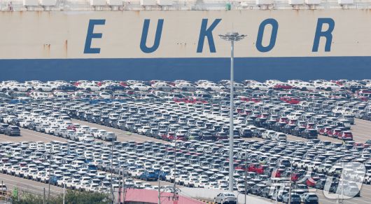 미국 백악관 관계자가 28일(현지시간) 로이터 통신에 미국에서 제조되는 자동차에 사용되는 외국산 부품에 부과되는 일부 관세도 완화될 것이라고 전했다. 이와 관련해 미 일간지 월스트리트저널(WSJ)은 사안에 정통한 소식통을 인용해 △25%로 예고됐던 수입 자동차 부품에 대한 관세율 인하 △완성차 업체가 미국에서 제조한 자동차 가치의 3.75%까지 부품 관세 환급 △철강·알루미늄 관세의 자동차 부품 확대 시행 제외 등을 의미한다고 전했다. 사진은 29일 경기 평택시 포승읍 평택항 자동차전용부두에 수출용 차량들이 세워져 있는 모습. 2025.4.29/뉴스1 ⓒ News1 김영운 기자