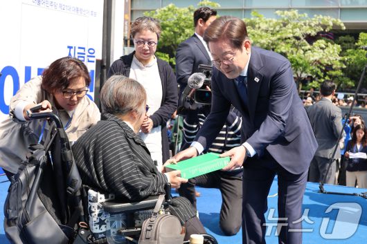 이재명 더불어민주당 대통령 후보가 12일 오전 서울 중구 청계광장에서 '빛의 혁명' 광화문 유세 시작을 알리며 모두의 질문Q 녹서를 전달 받고 있다. (공동취재) 2025.5.12/뉴스1 ⓒ News1 안은나 기자