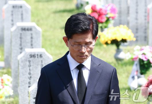 김문수 국민의힘 대통령 후보가 12일 대전 유성구 국립대전현충원에서 고 한주호 준위의 묘역을 찾아 참배하며 묵념하고 있다. 2025.5.12/뉴스1 ⓒ News1 김민지 기자