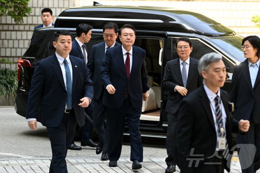 윤석열 전 대통령이 12일 오전 서울 서초구 중앙지방법원에서 열린 내란 우두머리 혐의, 직권남용 권리행사방해 혐의 사건 3차 공판에 출석하고 있다. 2025.5.12/뉴스1 ⓒ News1 사진공동취재단