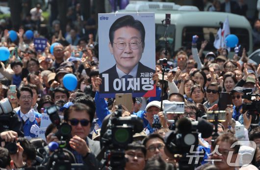 6·3 대통령선거 공식 선거운동 첫날인 12일 서울 광화문 청계광장에서 열린 더불어민주당 이재명 대선 후보의 출정식 및 첫 유세에서 유권자들이 후보 연설을 듣고 있다. (공동취재) 2025.5.12/뉴스1 ⓒ News1 안은나 기자
