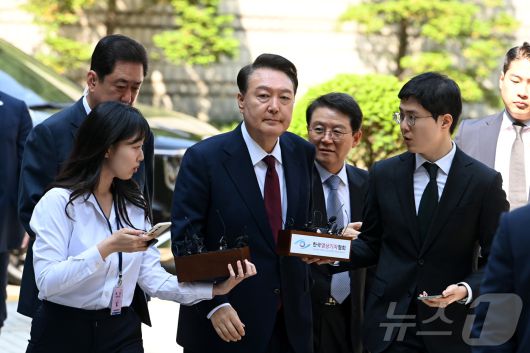 윤석열 전 대통령이 12일 오전 서울 서초구 중앙지방법원에서 열린 내란 우두머리 혐의, 직권남용 권리행사방해 혐의 사건 3차 공판에 출석하고 있다. 2025.5.12/뉴스1 ⓒ News1 사진공동취재단