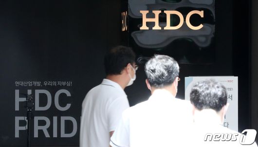 광주 동구 학동 재개발사업 4구역 5층 건물 붕괴 참사를 수사 중인 경찰이 서울 용산구 현대산업개발(HDC) 본사를 압수수색하는 모습. ⓒ News1 김진환 기자