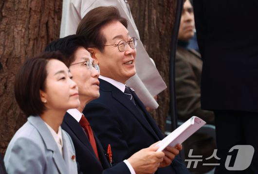 이재명 더불어민주당 대통령 후보와 김문수 국민의힘 대통령 후보가 5일 서울 종로구 조계사에서 열린 불기 2569년 부처님오신날 봉축법요식에 참석해 자리하고 있다. /뉴스1 ⓒ News1 김민지 기자