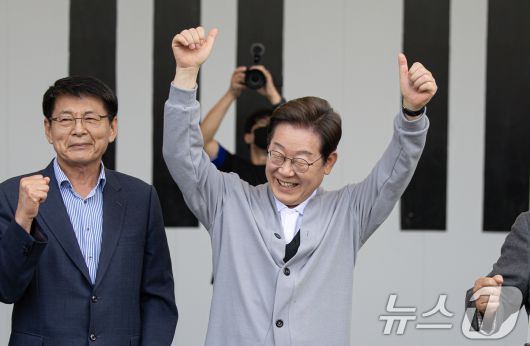 경청투어에 나선 이재명 더불어민주당 대통령 후보가 11일 오후 전남 해남군 군민광장 야외공연장에서 미소를 짓고 있다. 2025.5.11/뉴스1 ⓒ News1 이재명 기자