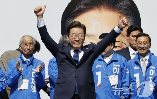 이재명 더불어민주당 대통령 후보가 12일 오전 서울 중구 청계광장에서 '빛의 혁명' 광화문 유세 시작을 알리며 공동선대위원장들과 기념 촬영하고 있다. 2025.5.12/뉴스1 ⓒ News1 안은나 기자