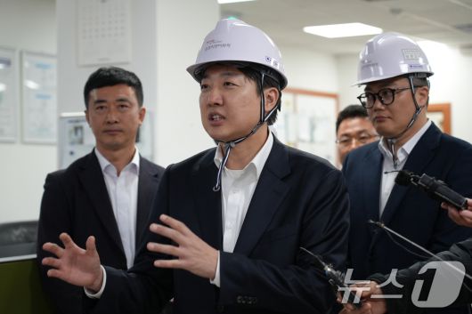 이준석 개혁신당 대통령 후보가 공식 선거운동이 시작된 12일 전남 여수 국가산업단지를 찾아 관계자와 대화하고 있다. (이준석 캠프 제공, 재판매 및 DB 금지) 2025.5.12/뉴스1