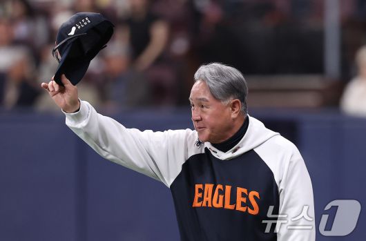 한화 김경문 감독이 11일 서울 구로구 고척스카이돔에서 열린 '2025 신한 SOL뱅크 KBO리그' 한화 이글스와 키움 히어로즈의 경기에서 8-0으로 승리한 후 관중석을 향해 인사하고 있다. 2025.5.11/뉴스1 ⓒ News1 김성진 기자