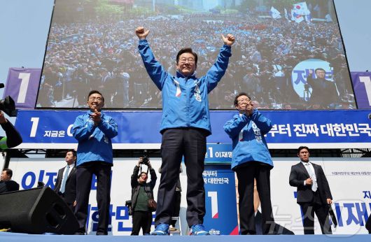 이재명 더불어민주당 대통령 후보가 제21대 대통령선거 공식 선거운동이 시작된 12일 오전 서울 종로구 청계광장에서 열린 중앙선거대책위원회 출정식에서 선대위원장들과 시민들에 인사하고 있다. (공동취재) 2025.5.12/뉴스1 ⓒ News1 안은나 기자