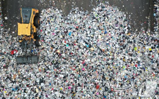 자원순환의 날인 6일 경기 수원시 영통구 수원시자원순환센터에 플라스틱 재활용 쓰레기가 쌓여 있다. 2024.9.6/뉴스1 ⓒ News1 김영운 기자