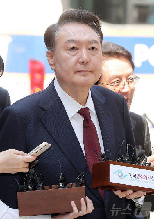 윤석열 전 대통령이 12일 오전 서울 서초구 중앙지방법원에서 열린 내란 우두머리 혐의, 직권남용 권리행사방해 혐의 사건 3차 공판에 출석하고 있다. 2025.5.12/뉴스1 ⓒ News1 사진공동취재단