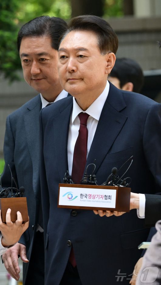 윤석열 전 대통령이 12일 오전 서울 서초구 중앙지방법원에서 열린 내란 우두머리 혐의, 직권남용 권리행사방해 혐의 사건 3차 공판에 출석하고 있다. 2025.5.12/뉴스1 ⓒ News1 사진공동취재단