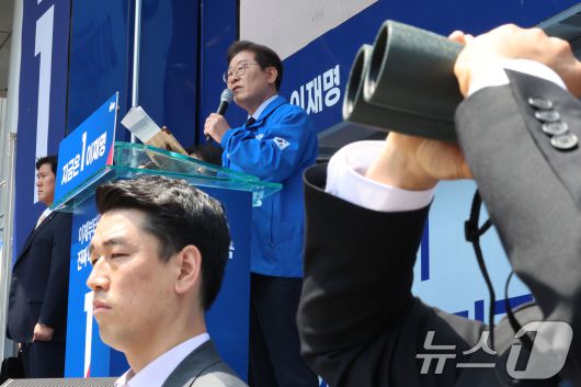 이재명 더불어민주당 대통령 후보가 대표적 험지인 대구·경북(TK) 지역 유세에 돌입한 13일 오전 경북 구미역 광장에서 연설하는 가운데 경호원들이 경계 근무를 하고 있다. (공동취재) 2025.5.13/뉴스1 ⓒ News1 안은나 기자