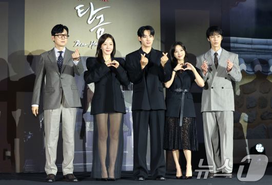 배우 박병은(왼쪽부터)과 엄지원, 정가람, 조보아, 이재욱이 13일 서울 구로구 라마다서울 신도림 호텔에서 열린 넷플릭스 시리즈 '탄금' (극본 김진아/연출 김홍선) 제작발표회에 참석해 포즈를 취하고 있다. ⓒ News1 권현진 기자