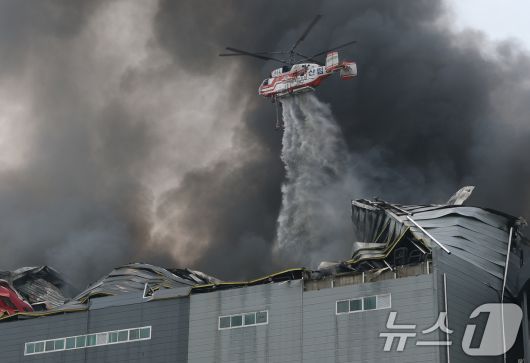 13일 오후 경기 이천시 부발읍 소재 대형 물류창고에서 화재가 발생해 검은 연기가 치솟고 있다. /뉴스1 ⓒ News1 김영운 기자