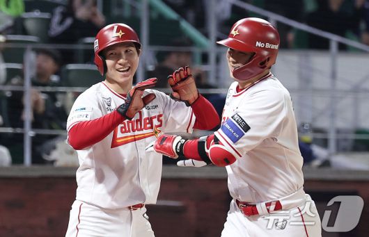 13일 인천SSG 랜더스필드에서 열린 '2025 신한 SOL뱅크 KBO리그' NC 다이노스와 SSG 랜더스의 경기, SSG 최정이 6회말 2사 1루 동점 2점 홈런을 터뜨리며 개인 통산 500홈런을 기록한 후 박성한과 하이파이브를 하고 있다. 2025.5.13/뉴스1 ⓒ News1 김성진 기자