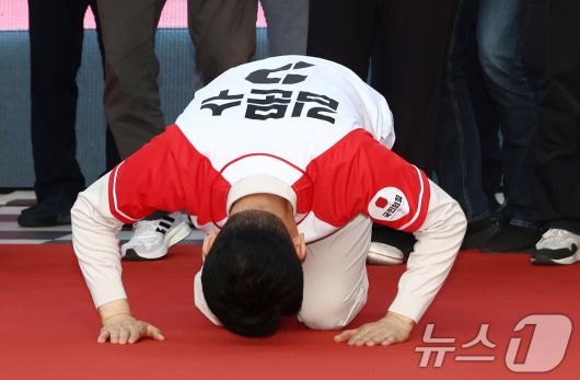 김문수 국민의힘 대통령 후보가 제21대 대통령 선거 공식 선거운동 첫 날인 12일 대구 중구 서문시장에서 지지를 호소하며 큰절을 올리고 있다. 2025.5.12/뉴스1 ⓒ News1 김민지 기자