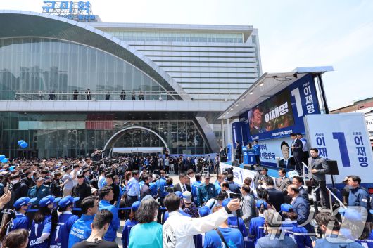 이재명 더불어민주당 대통령 후보가 대표적 험지인 대구·경북(TK) 지역 유세에 돌입한 13일 오전 경북 구미역 광장에서 지지를 호소하고 있다. (공동취재) 2025.5.13/뉴스1 ⓒ News1 안은나 기자