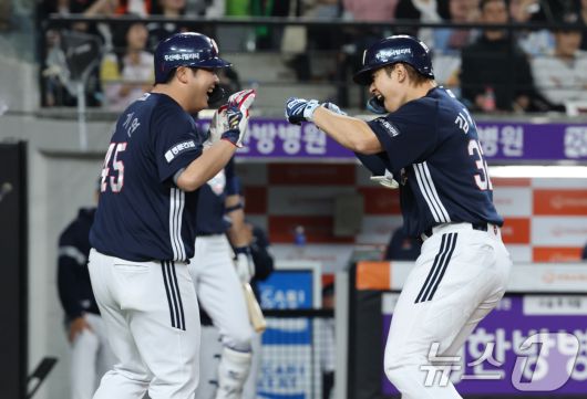 13일 대전 한화생명볼파크에서 열린 '2025 신한 SOL 뱅크 KBO리그' 프로야구 한화 이글스와 두산 베어스 경기에서 8회초 2사 1루 상황 두산 김재환이 역전 2점 홈런을 치고 선행주자 김기연과 하이파이브를 하고 있다. 2025.5.13/뉴스1 ⓒ News1 김기태 기자