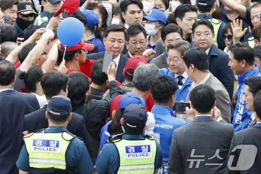 이재명 더불어민주당 대통령 후보가 대구·경북(TK) 지역 유세에 돌입한 13일 오후 경북 포항시청 광장을 찾아 인사하고 있다. 2025.5.13/뉴스1 ⓒ News1 안은나 기자