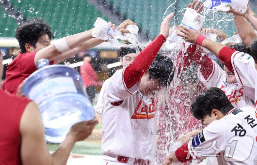 SSG 최정이 13일 인천SSG 랜더스필드에서 열린 '2025 신한 SOL뱅크 KBO리그' NC 다이노스와 SSG 랜더스의 경기에서 6-3으로 승리한 후 동료들에게 물세례를 받고 있다. 최정은 이날 경기에서 KBO 최초로 500홈런을 달성했다. 2025.5.13/뉴스1 ⓒ News1 김성진 기자