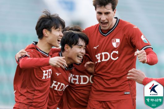 승격을 꿈꾸는 부산 아이파크. 조성환 감독은 '리그는 마라톤'이라면서 꾸준한 레이스를 강조했다. (한국프로축구연맹 제공)