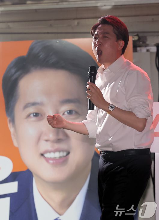 이준석 개혁신당 대통령 후보가 공식 선거운동이 시작된 12일 서울 중구 청계광장에서 가진 서울 첫 집중유세에서 지지를 호소하고 있다. 2025.5.12/뉴스1 ⓒ News1 박정호 기자