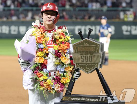 13일 인천SSG 랜더스필드에서 열린 '2025 신한 SOL뱅크 KBO리그' NC 다이노스와 SSG 랜더스의 경기, SSG 최정이 6회말 2사 1루 동점 2점 홈런을 터뜨리며 개인 통산 500홈런을 기록한 후 기념촬영을 하고 있다. 2025.5.13/뉴스1 ⓒ News1 김성진 기자