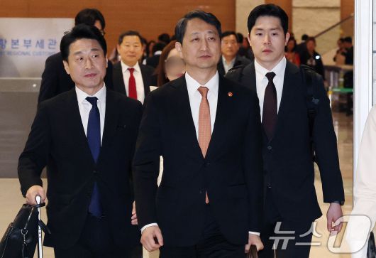 안덕근 산업통상자원부 장관이 8일 체코 방문을 마치고 인천국제공항을 통해 귀국하고 있다. 안 장관은 두코바니 신규 원전 계약 체결을 위해 체코를 방문했으나, 체코 법원의 중지 결정에 본 계약을 체결하지 못했다. 2025.5.8/뉴스1 ⓒ News1 박세연 기자